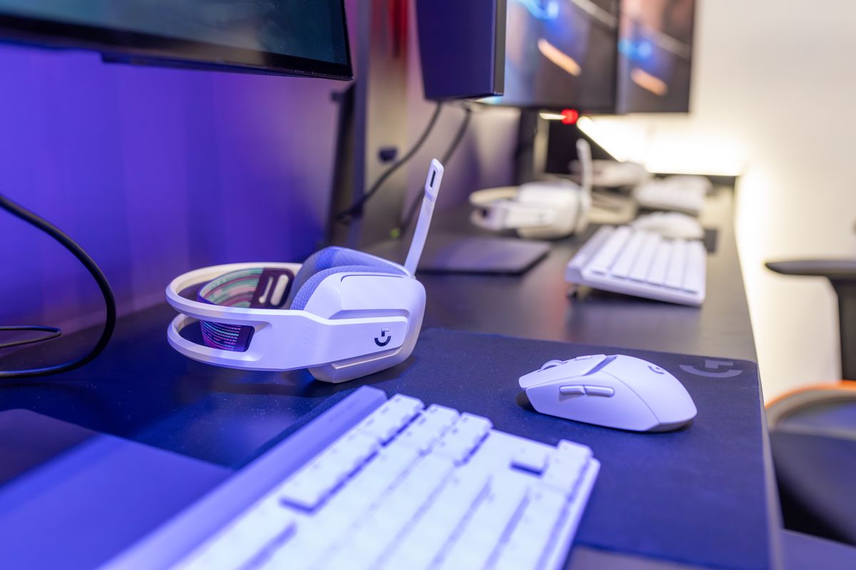 A hand gripping a gaming mouse in claw style